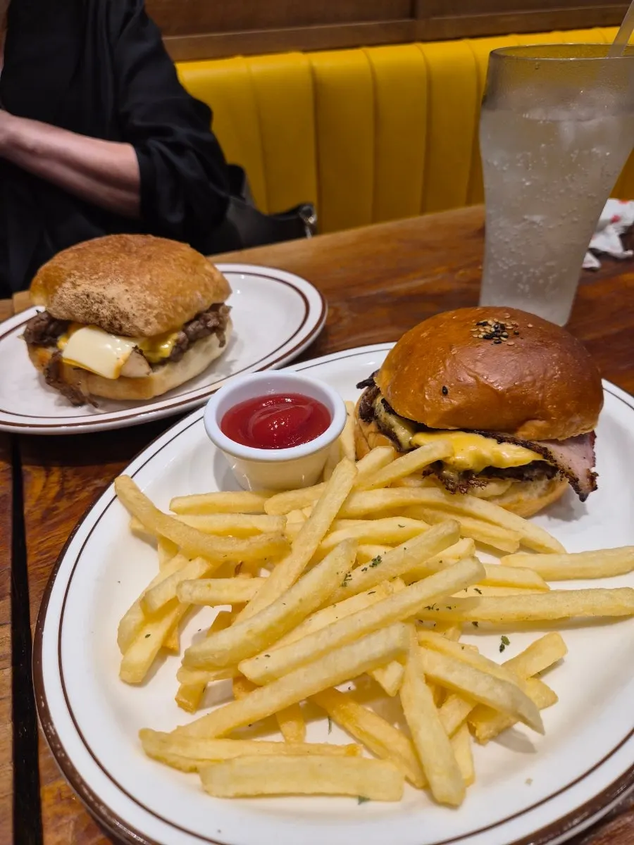 Table with the ordered burger and sides