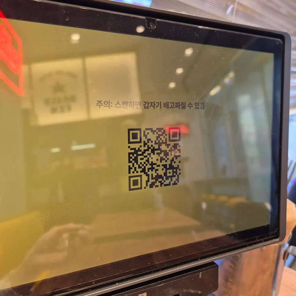 데일리픽스 메뉴 QR 안내판