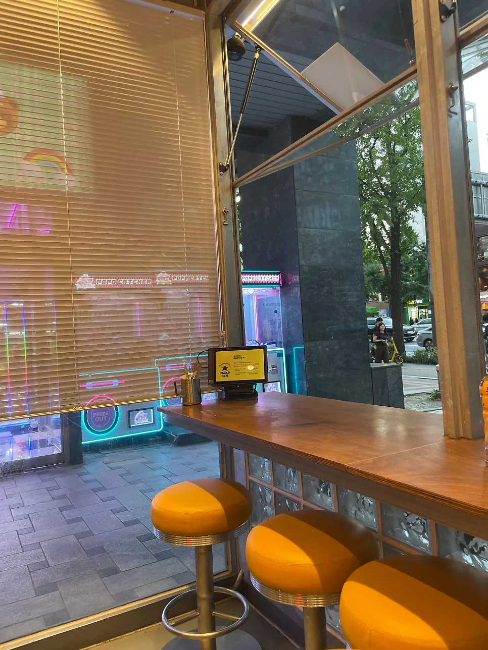 Bar seats facing the window at Daily Fix Seoul National University Entrance