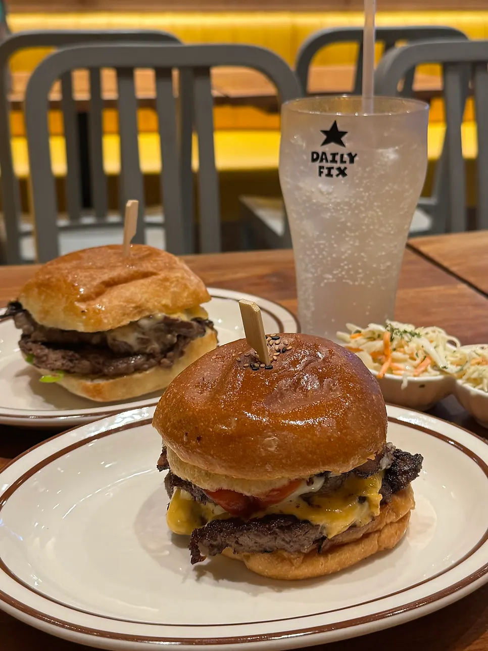 Table setting of the burger and sandwich ordered at Daily Fix Seoul National University Entrance