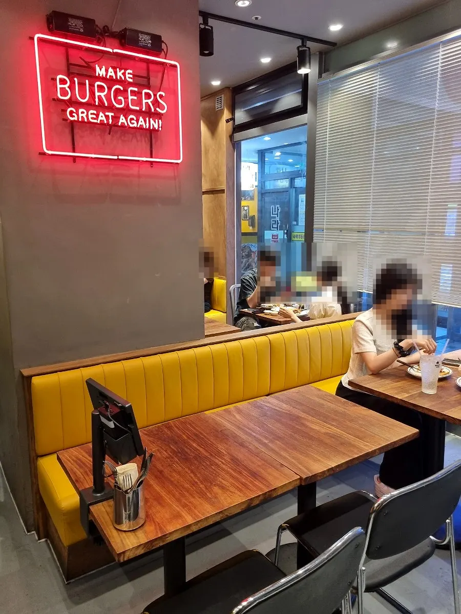 Overview of interior seating at Daily Fix Seoul National University Entrance