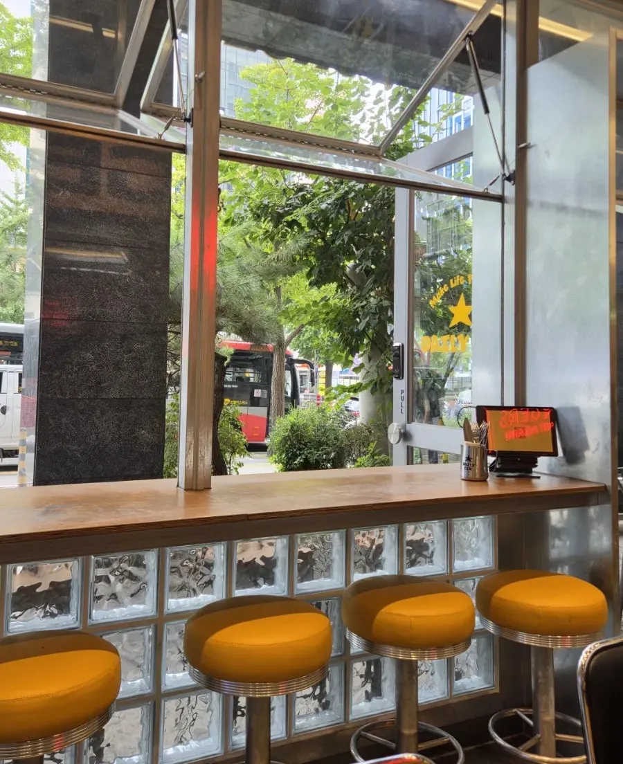 데일리픽스 서울대입구 매장 내부 인테리어