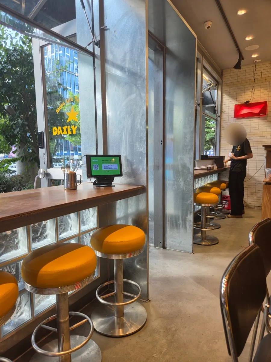 매장 입구의 Make Burgers Great Again 네온 사인
