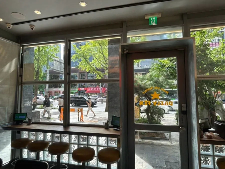 Tables and interior design at Daily Fix Seoul National University Entrance