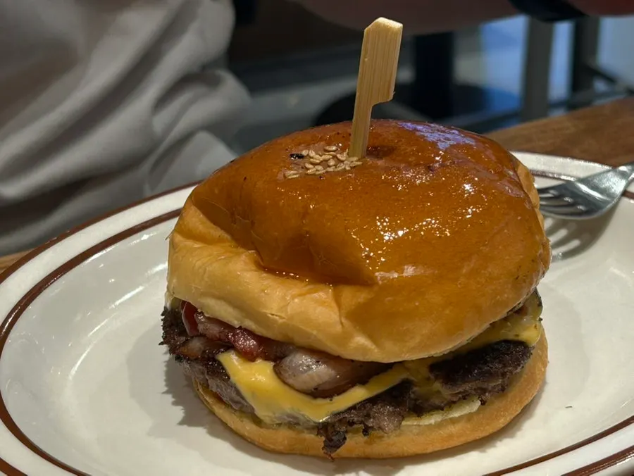 Bacon cheese burger with handmade bacon