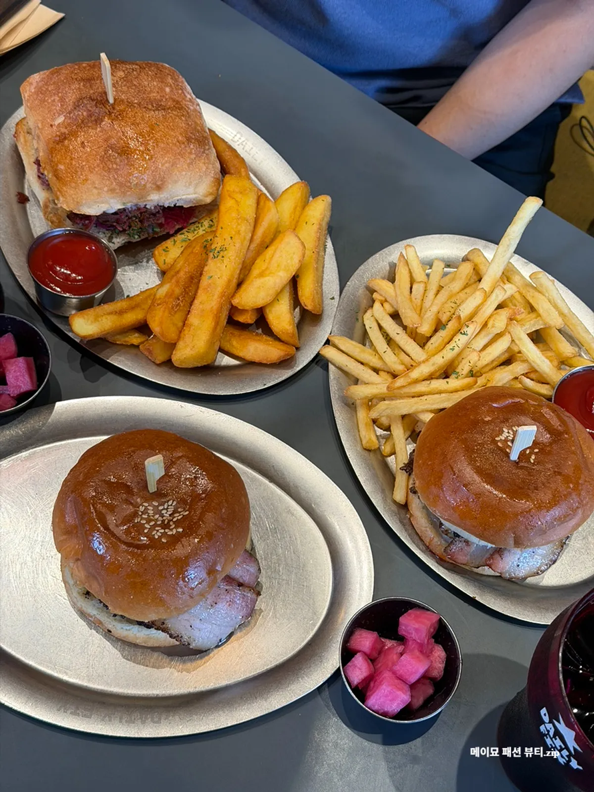 Table with Daily Fix handmade burgers and fries sets