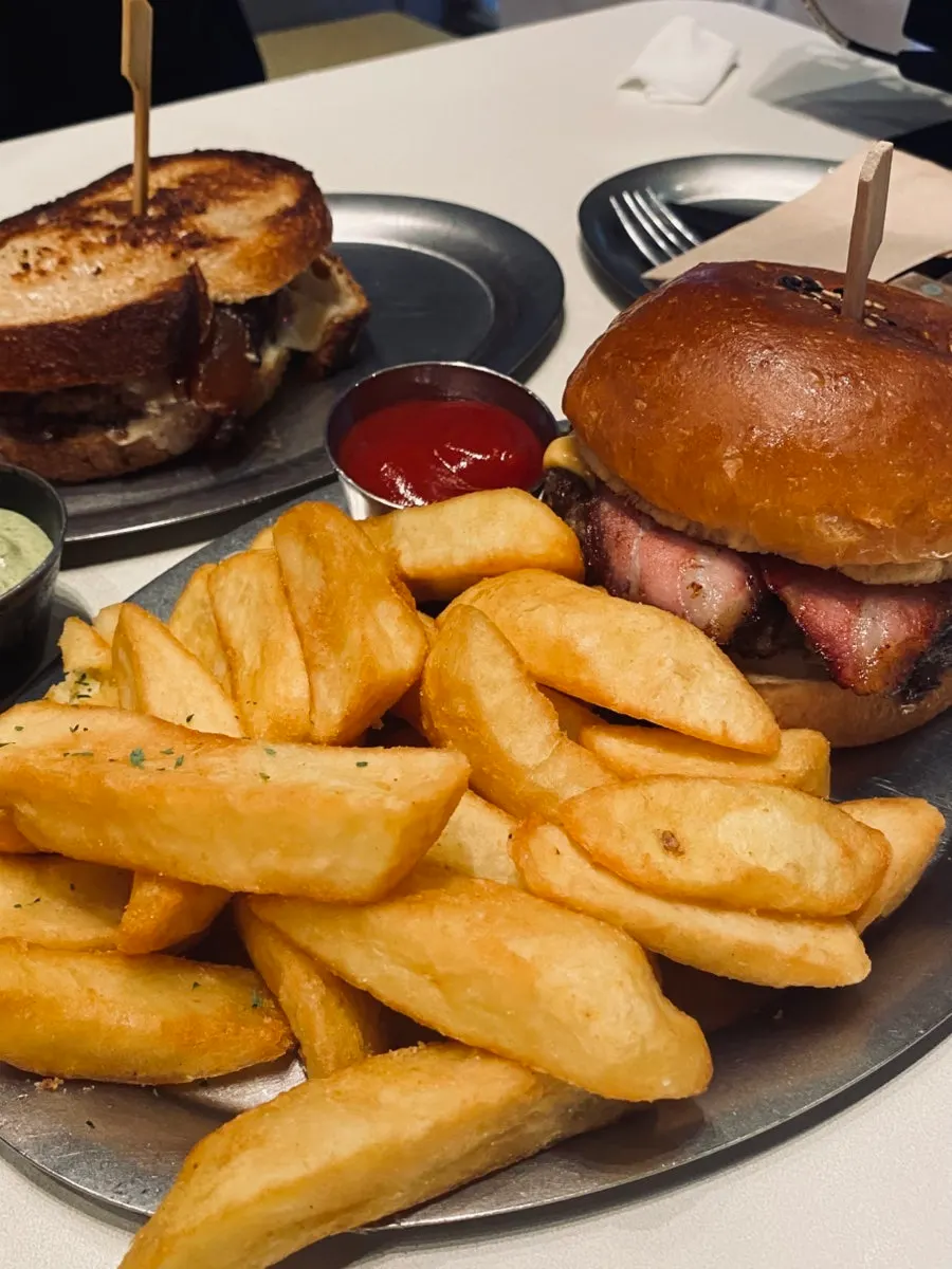 Bacon cheese burger with the 18mm fries set
