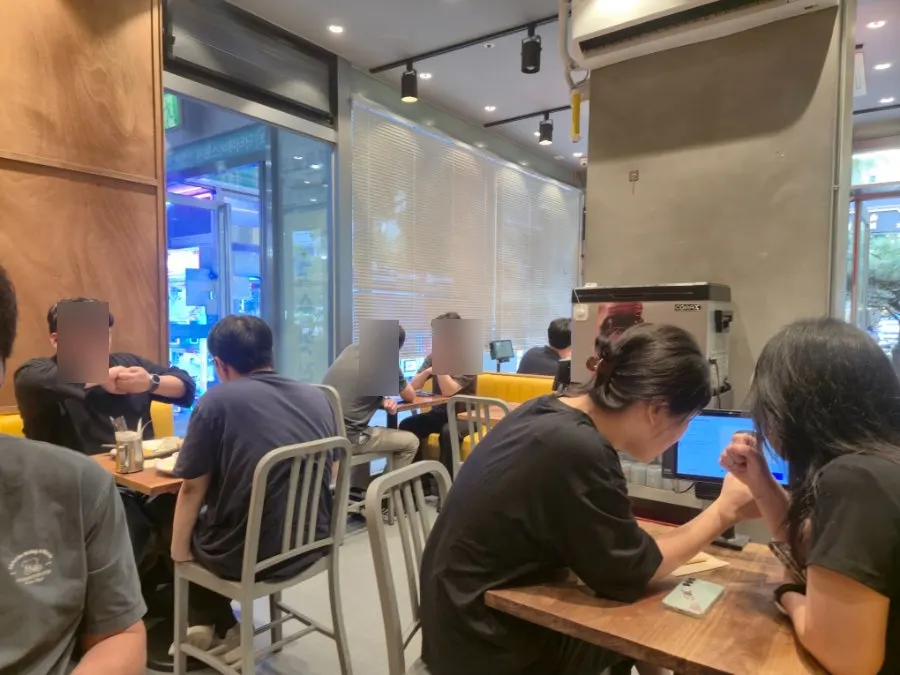 평일 점심 지난 시간에도 꽉 찬 매장 내부