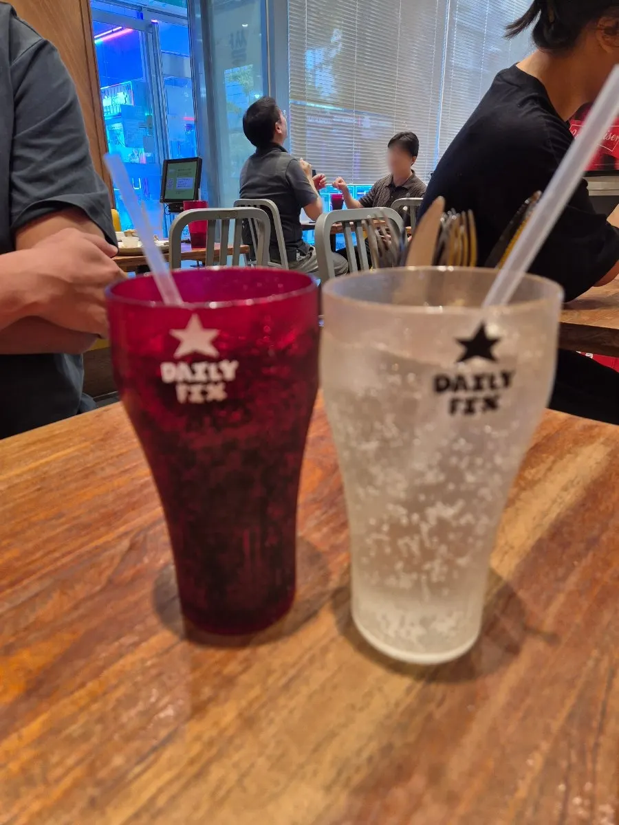 트리플치즈버거와 프렌치 프라이 상차림