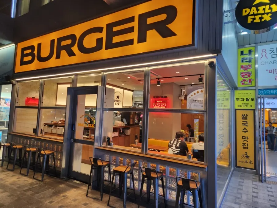 A full spread of handmade burgers at Daily Fix Seoul National University Entrance