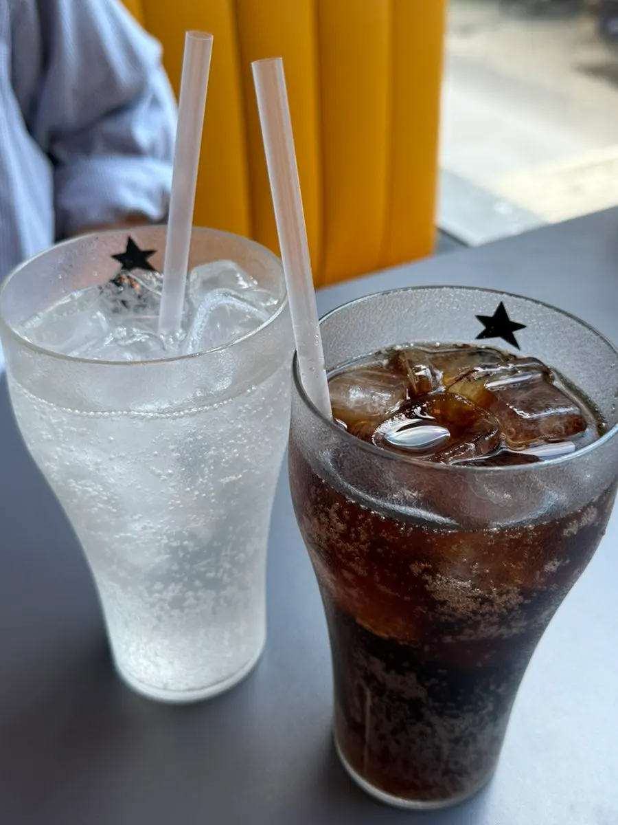 先送上桌的兩杯飲料