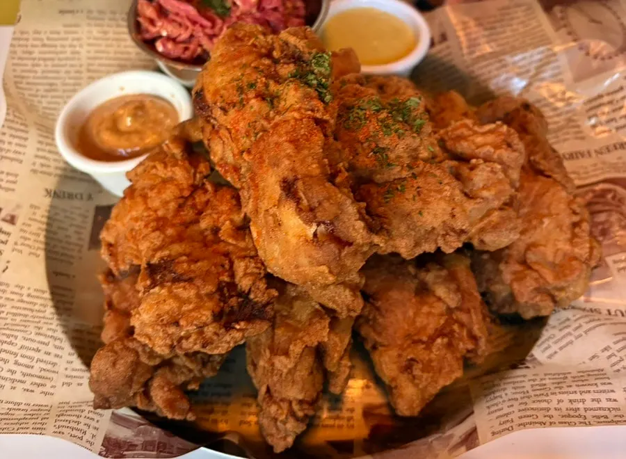 파스트라미 샌드위치와 치킨 스트립을 함께 차린 2인 구성