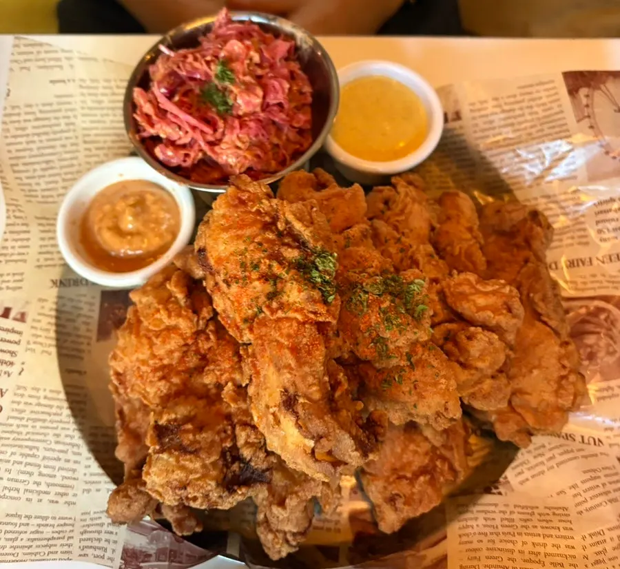 두툼한 18 Fries 감자튀김과 소스