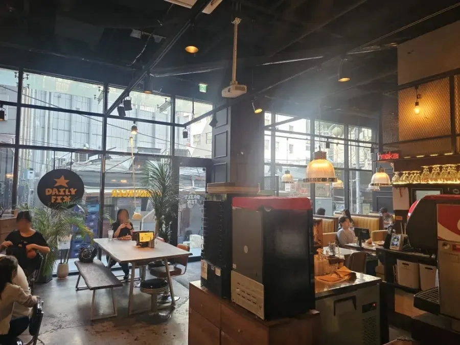 데일리픽스 을지로 매장 인테리어와 좌석