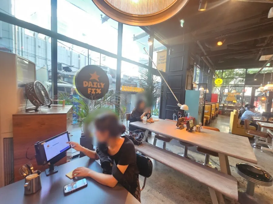 테이블에 설치된 태블릿 주문기