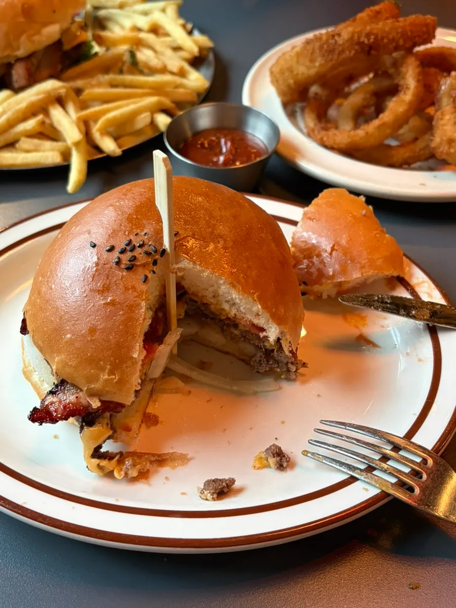 Classic Burger served together with onion rings