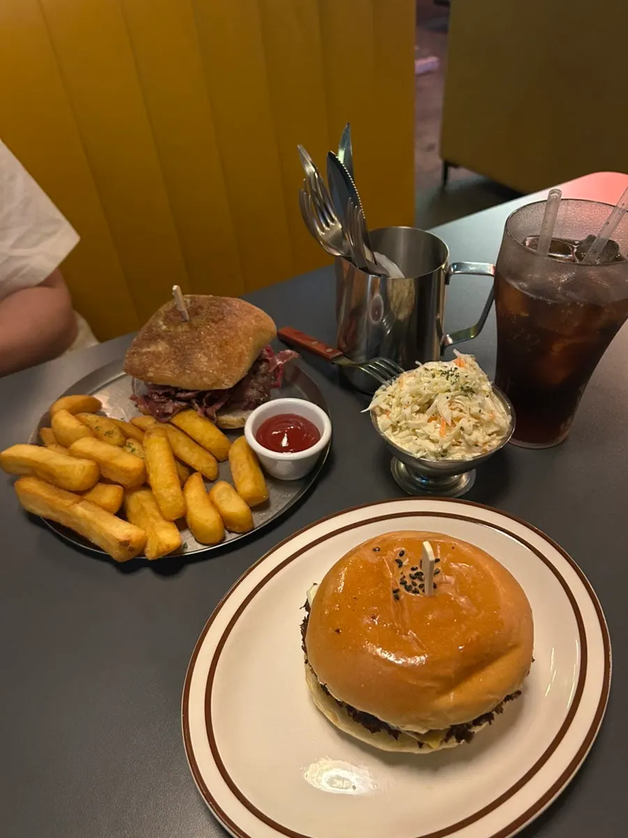 Burger and sandwich set served quickly