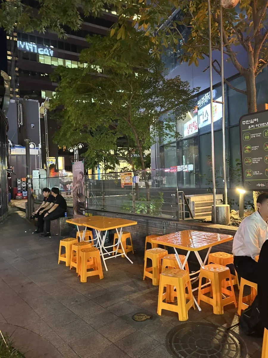 Outdoor patio seating at Daily Fix Euljiro