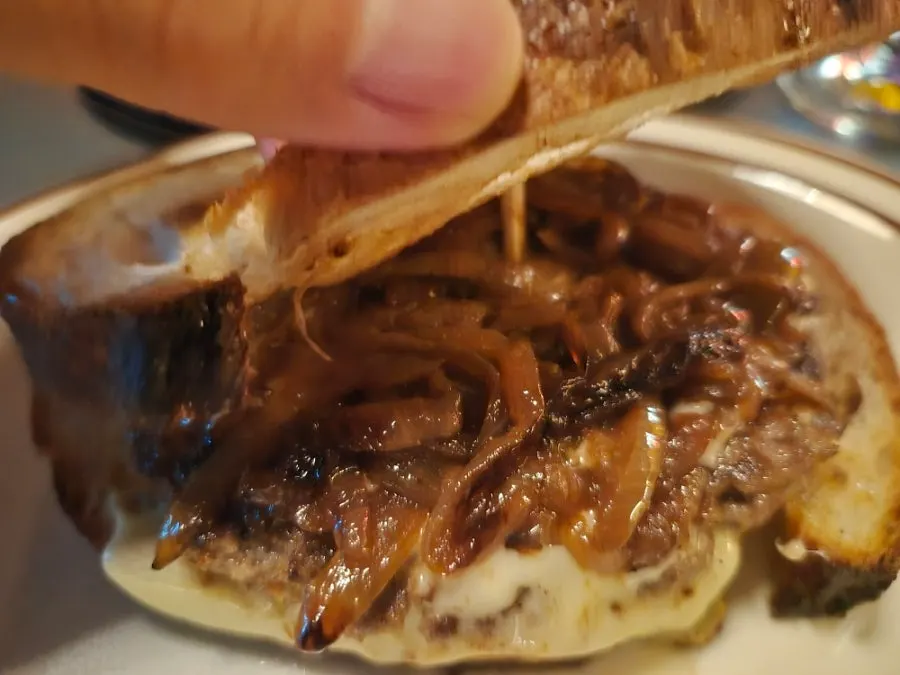 샌드위치와 맥주를 함께 놓은 테이블