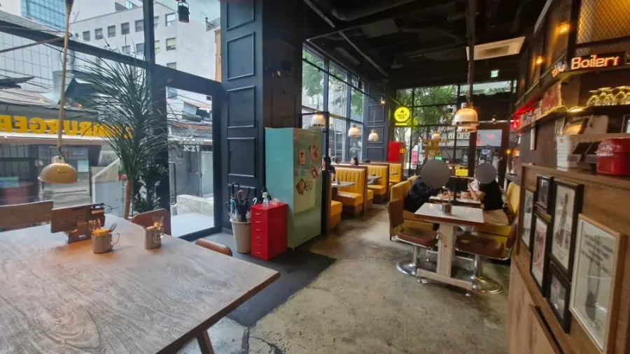 Diner-mood tables and wall decor at Daily Fix
