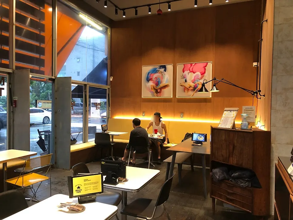 노란색 포인트가 보이는 데일리픽스 강남본점 외관