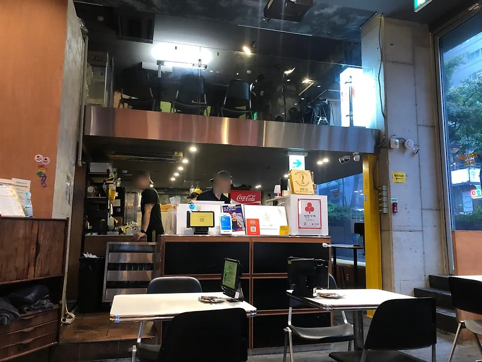 미국식 다이너 감성의 데일리픽스 강남본점 내부