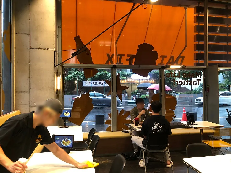 간격이 넓은 데일리픽스 강남본점 테이블