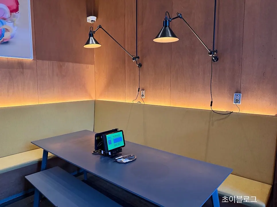 Asientos de ambiente moderno en la hamburguesería