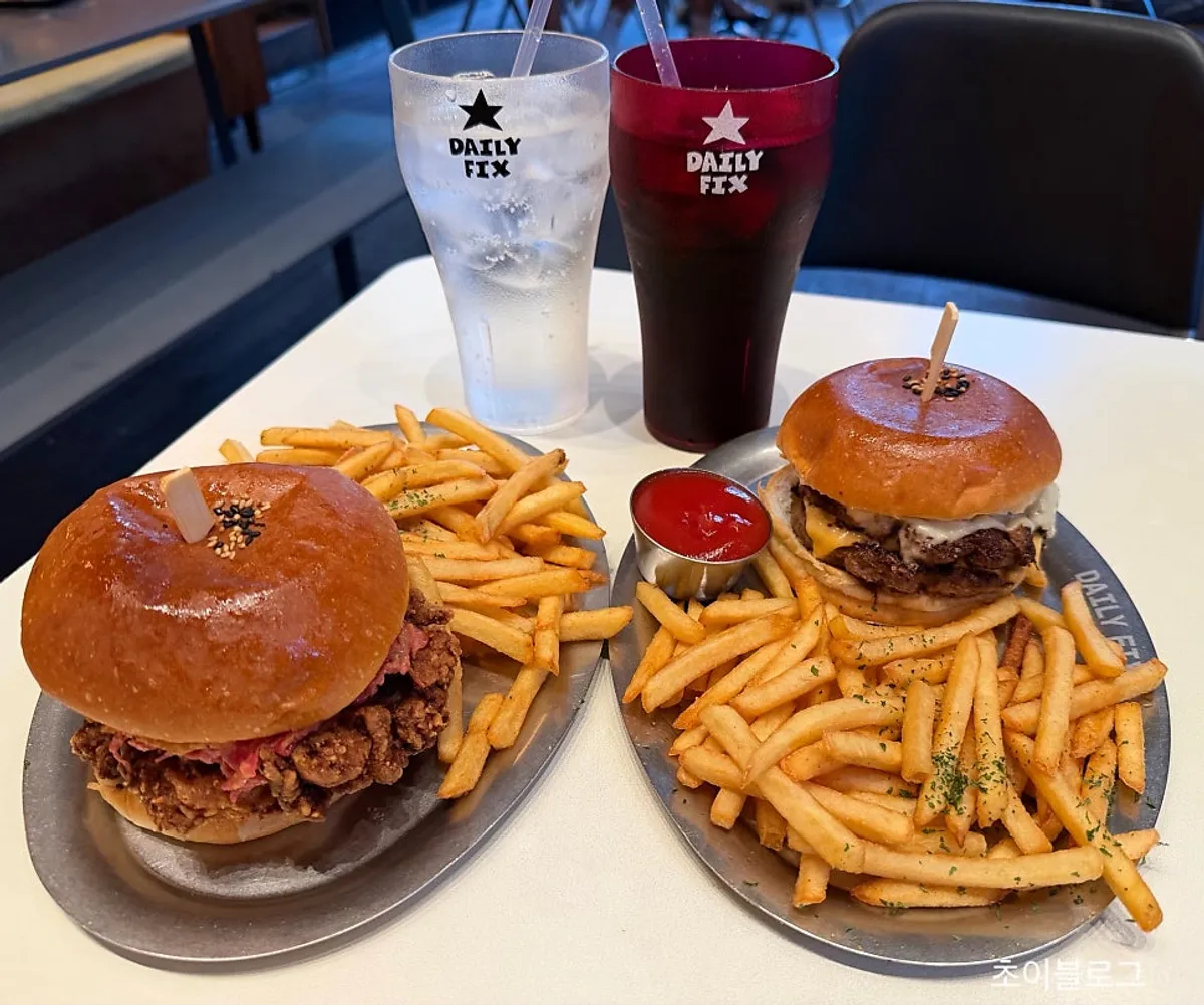 Set de chicken burger y set de double cheeseburger servidos
