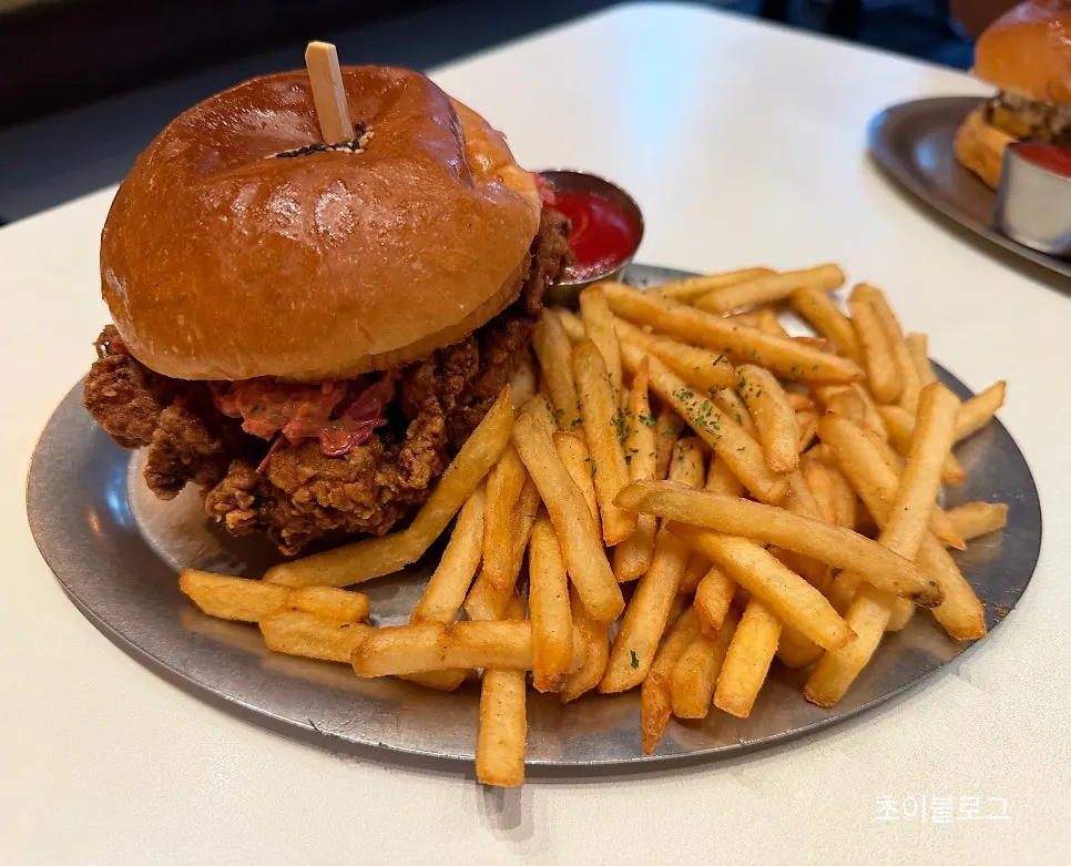 Chicken burger gruesa con papas fritas
