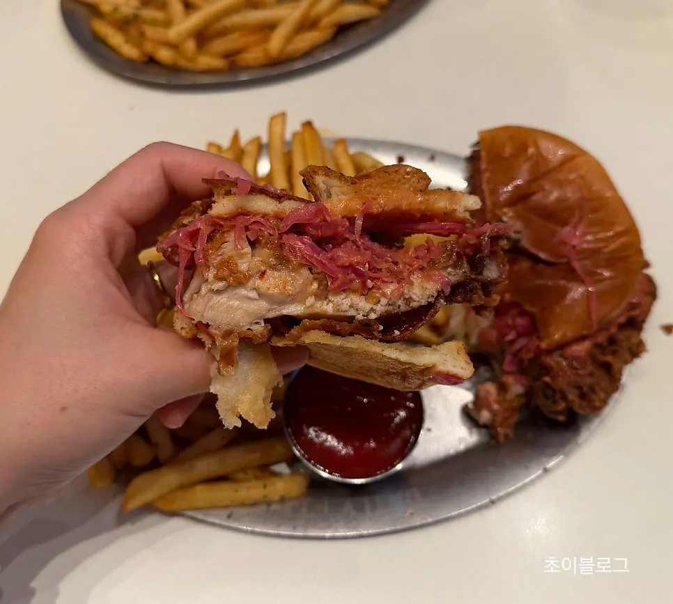 Primer plano de la chicken burger mordida