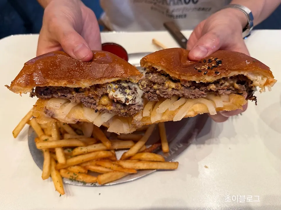 Double cheeseburger cortada por la mitad