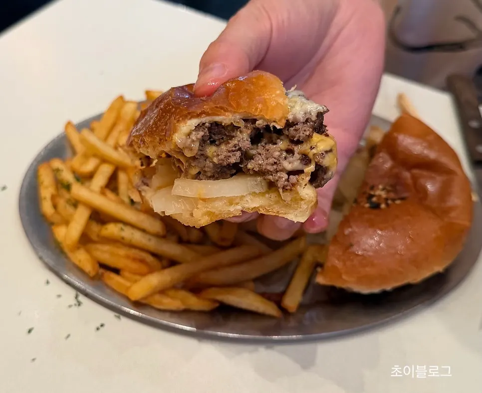 Corte con la carne gruesa y la cebolla asada a la vista