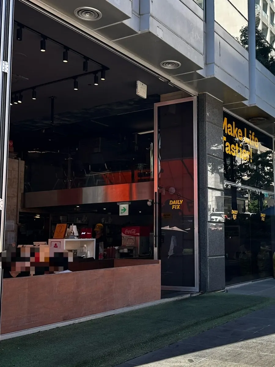 打开通透落地窗的Daily Fix江南本店一楼