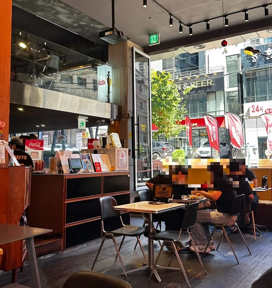 充满纽约餐厅风情的店内座位