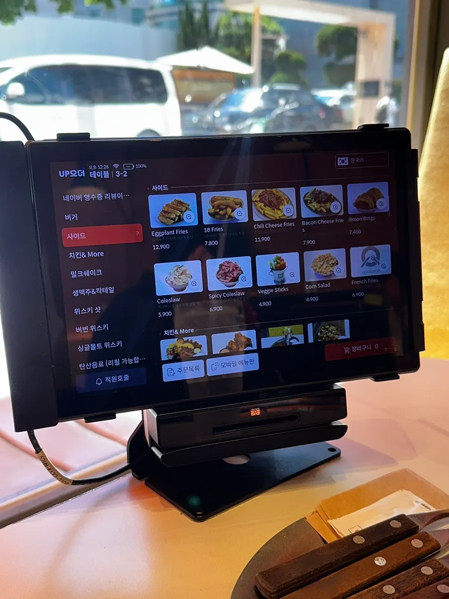 桌上配备的点餐平板电脑