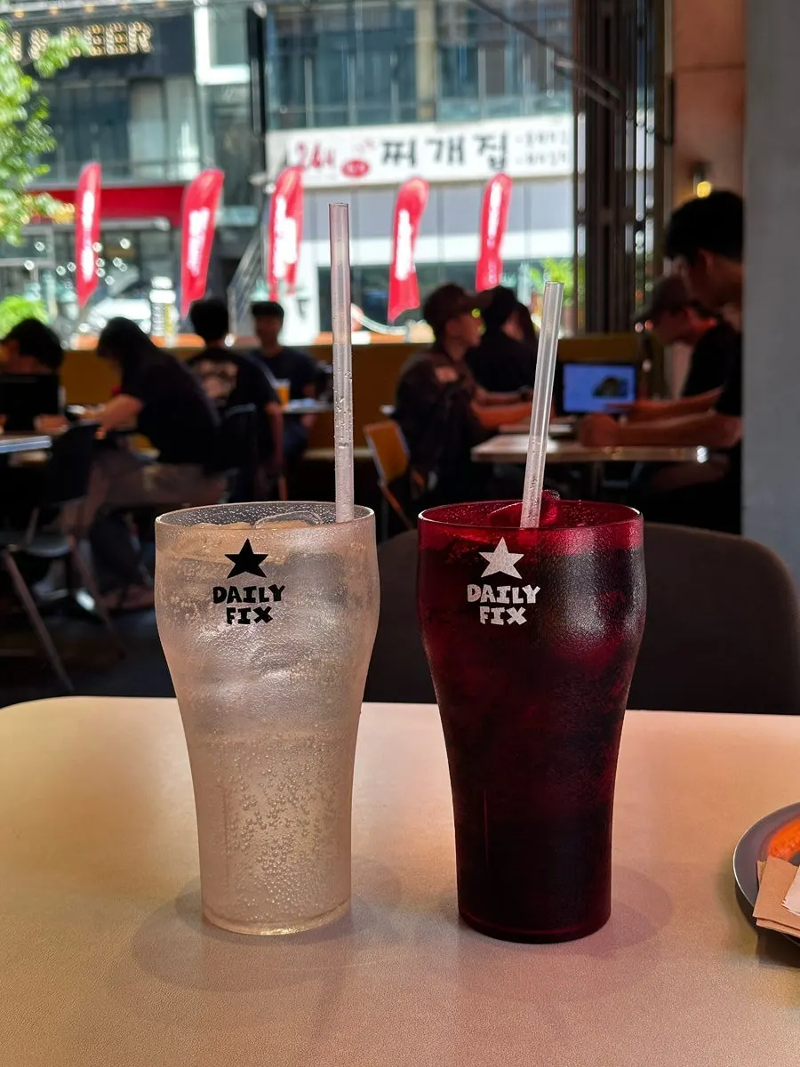 摆放辣椒芝士薯条的餐桌布置