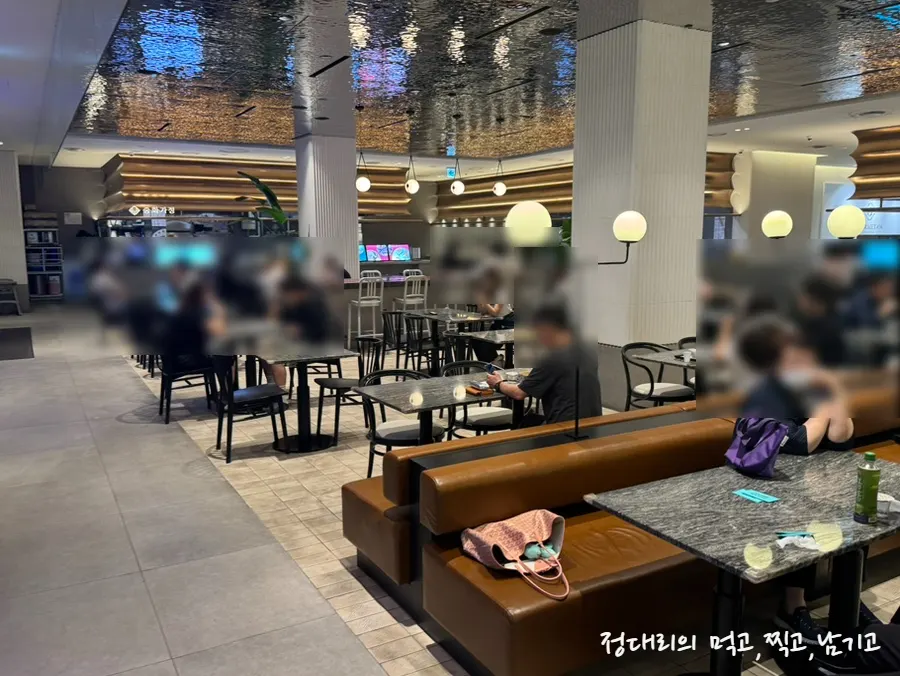데일리픽스 한남이 있는 푸드코트 내부