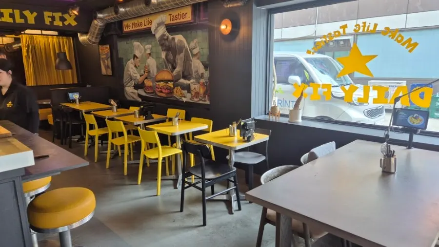 데일리픽스 서초점 매장 입구 주변