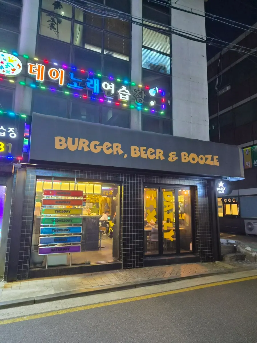 교대역 골목에 자리한 데일리픽스 서초교대점 외부