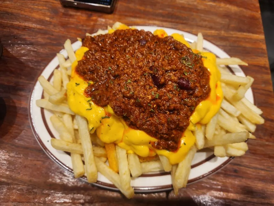 칠리치즈프라이 한 접시
