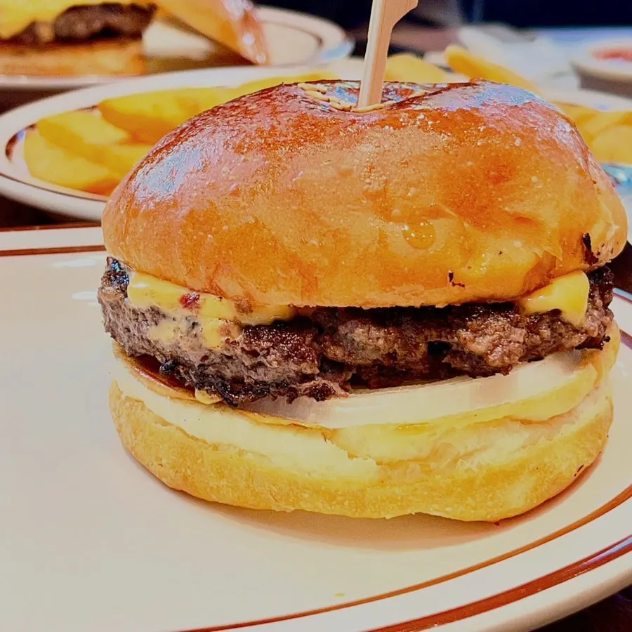 8,900-won cheeseburger served with sides