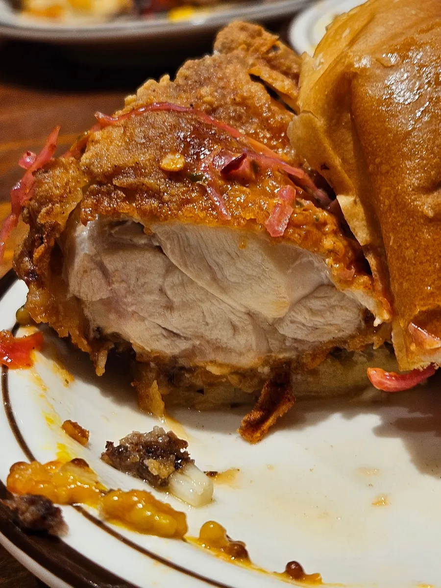 두툼한 닭다리살 치킨패티 버거 단면