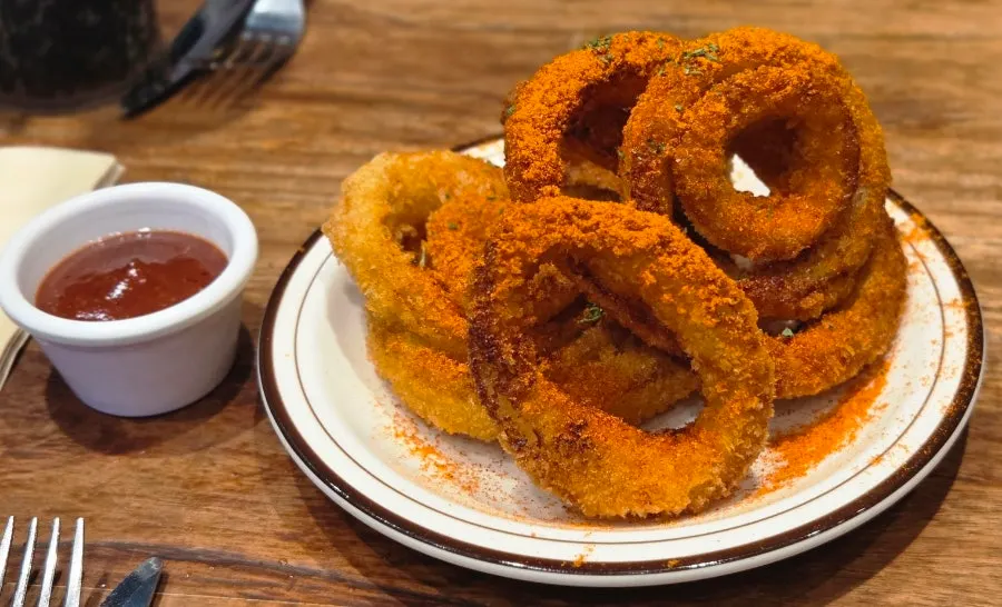 Onion rings, the first dish to arrive