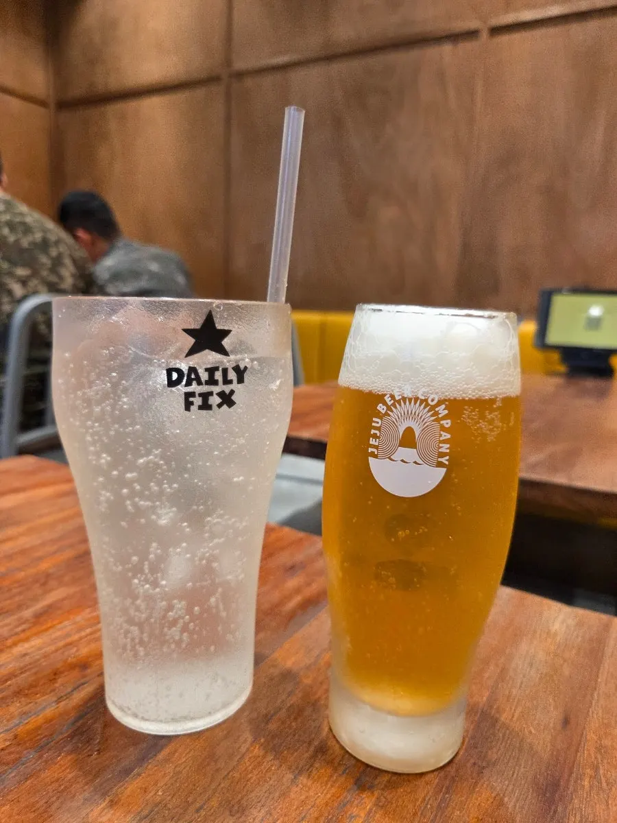 테이블에 놓인 무알콜 맥주 한 잔