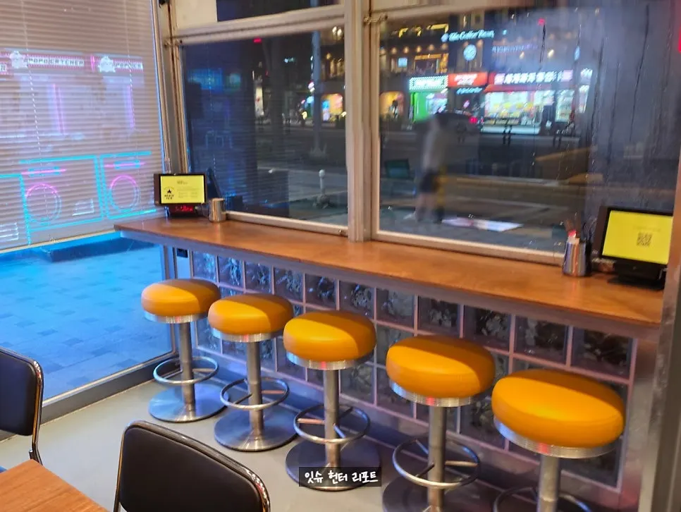 문을 개방한 데일리픽스 반야외 좌석