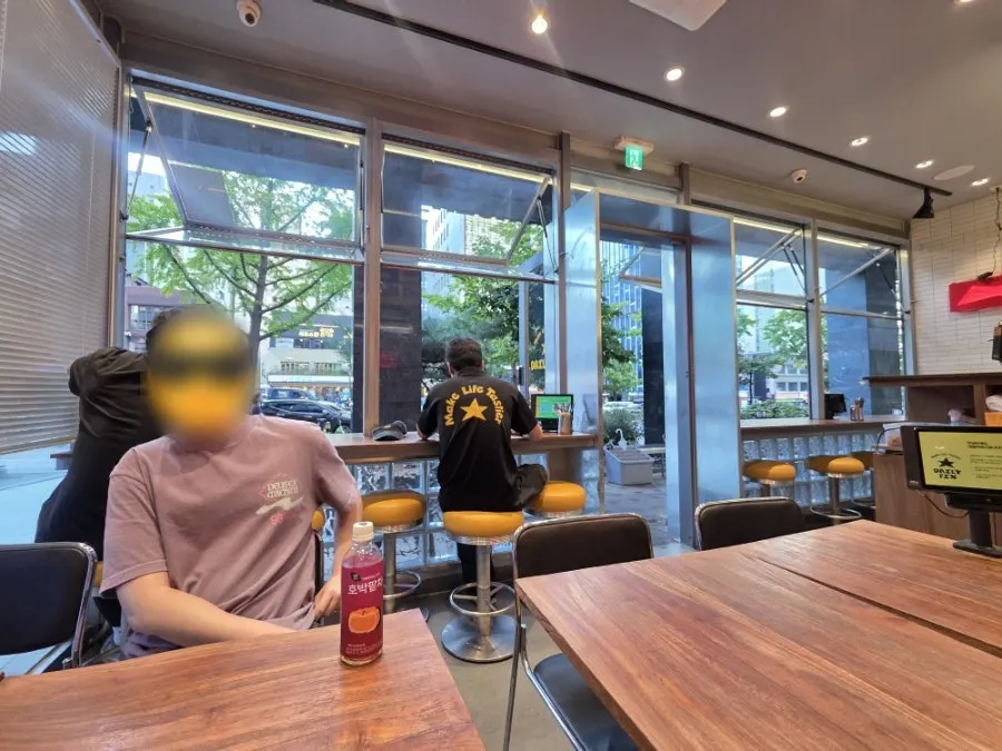 통창이 열린 데일리픽스 매장 내부 좌석