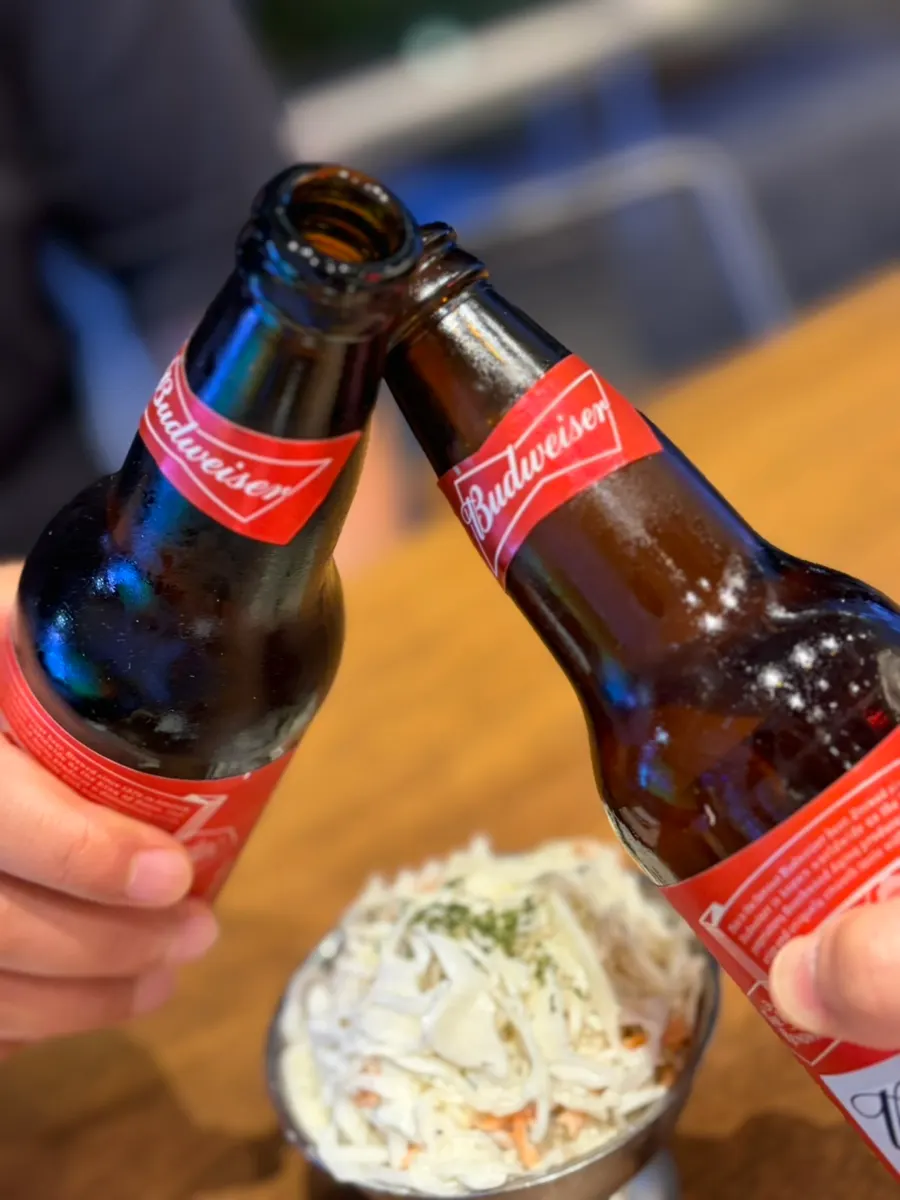 キャベツとにんじんが入ったコールスローのクローズアップ