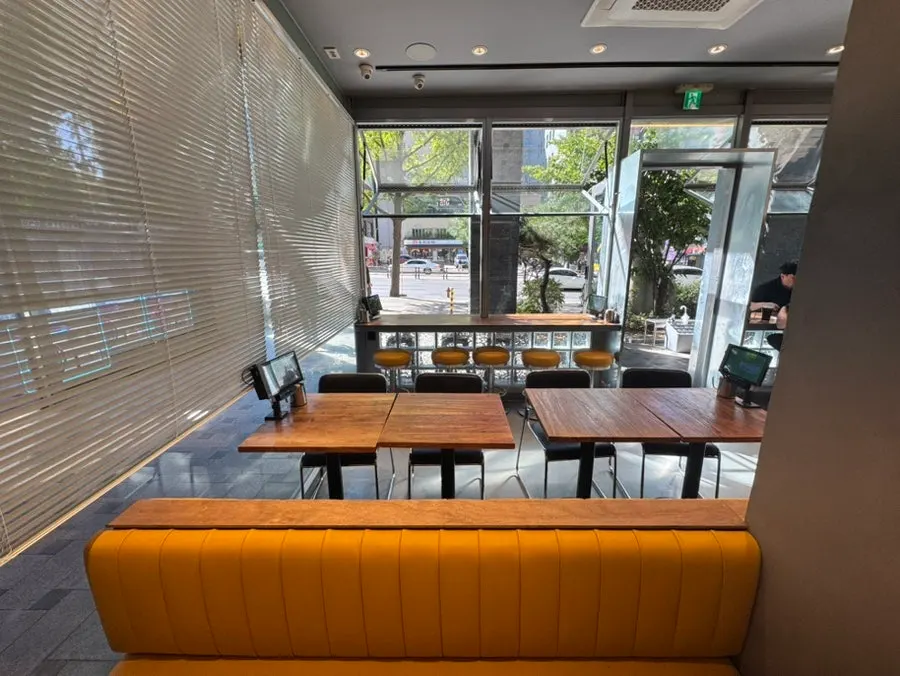 Interior seating at Daily Fix Seoul National University Entrance