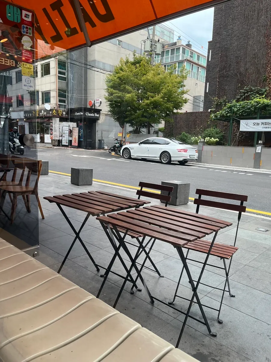 Outdoor terrace seating at Daily Fix Gangnam Main Branch